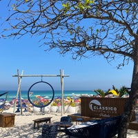 Photo taken at Clássico Beach Club by Bruna T. on 8/22/2021