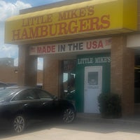 Foto tomada en Little Mike&amp;#39;s Hamburgers  por Kellye G. el 8/27/2022