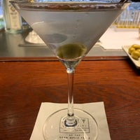 รูปภาพถ่ายที่ DRY Martini Bar โดย Alfonso F. เมื่อ 11/20/2019
