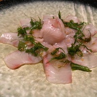 รูปภาพถ่ายที่ Nozomi Sushi Bar โดย Alfonso F. เมื่อ 6/11/2021