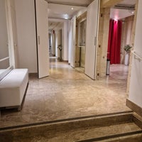 Photo taken at Hôtel Astoria by Julien on 10/8/2023