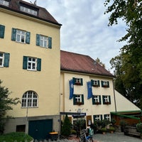 Photo taken at Bräustüberl Weihenstephan by Alfredo F. on 9/23/2023