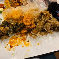 Photo taken at The Boiling Crab by Vito M. on 7/13/2019
