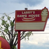 Das Foto wurde bei Larry&amp;#39;s Dawg House von Julie W. am 7/6/2014 aufgenommen