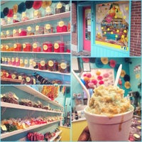 รูปภาพถ่ายที่ How Sweet Is This - The Itsy Bitsy Candy Shoppe โดย Rica T. เมื่อ 9/24/2014