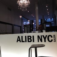 Foto tomada en Alibi NYC Salon  por Roberto E. el 5/24/2012