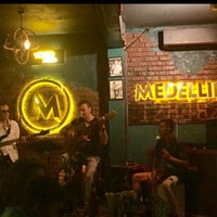 Das Foto wurde bei Medellin Lounge Bar von Atilla K. am 8/30/2022 aufgenommen