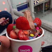 Photo taken at Snog Pure Frozen Yogurt by Annika N. on 9/6/2014
