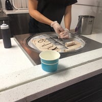 6/24/2017 tarihinde Jodi B.ziyaretçi tarafından IcyCode Ice Cream Rolls'de çekilen fotoğraf