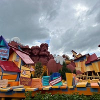 Photo taken at Dudley Do-Right&amp;#39;s Ripsaw Falls by Kurst H. on 9/25/2022
