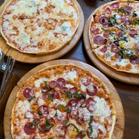 Foto tirada no(a) Pizza Napoli por Şeyda D. em 9/26/2021