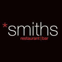 6/5/2014 tarihinde Smiths Restaurant &amp;amp; Barziyaretçi tarafından Smiths Restaurant &amp;amp; Bar'de çekilen fotoğraf