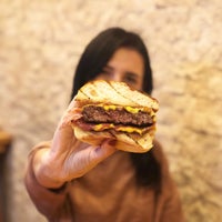 Foto diambil di Köşk Kasap Burger &amp;amp; Steak House oleh Su P. pada 2/1/2019
