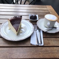 Foto diambil di Karemel Lab Fırın Cafe oleh Güzin pada 5/26/2019