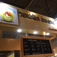Photo taken at Hong Kong Waffle by Egg E Egg Egg by Kotchakorn M. on 10/7/2016