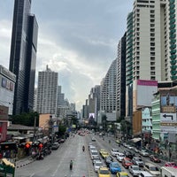 Photo taken at Asoke Intersection Sky Walk by Game A. on 6/15/2022