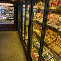 Foto tomada en King Corona Cigars Cafe &amp;amp; Bar  por AV el 8/21/2022
