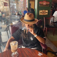 Das Foto wurde bei King Corona Cigars Cafe &amp;amp; Bar von AV am 8/21/2022 aufgenommen