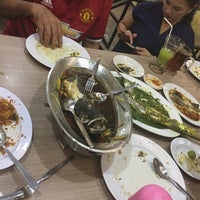 Foto diambil di UnclePin Seafood Restaurant oleh susi c. pada 2/4/2018