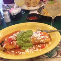 รูปภาพถ่ายที่ Tequila&amp;#39;s Family Mexican Restaurant โดย erik w. เมื่อ 7/12/2013