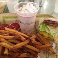 3/12/2014 tarihinde Sara B.ziyaretçi tarafından BurgerFi'de çekilen fotoğraf
