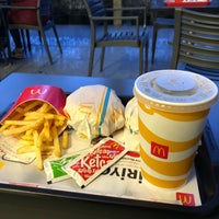 Foto diambil di McDonald&amp;#39;s oleh 𝐵𝑒𝑔𝓊̈𝓂 💎 pada 2/1/2022