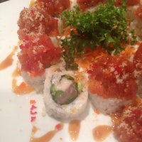 Foto scattata a Rock’n Sushi da Yoanna J. il 8/4/2014
