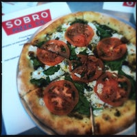 6/11/2014 tarihinde Ellen E.ziyaretçi tarafından SoBro Pizza Co'de çekilen fotoğraf