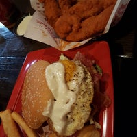 Photo taken at Red Robin Gourmet Burgers and Brews by Elias B. on 11/23/2017