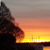 Photo taken at Aurinkolahden uimaranta by jukka v. on 4/10/2019