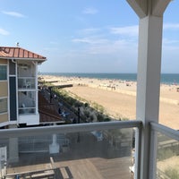 Foto diambil di Bethany Beach Ocean Suites Residence Inn by Marriott oleh Curtis T. pada 7/16/2018