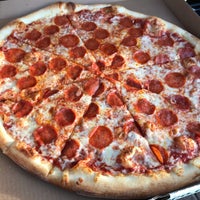 Foto scattata a Slyce Pizza Co. da Tommy H. il 5/22/2018