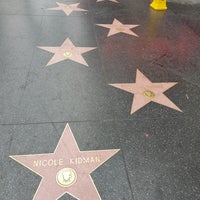 Foto diambil di Hollywood Walk of Fame oleh Tomás Youngjoo L. pada 5/20/2018