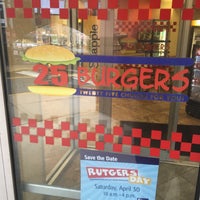 Photo taken at 25 Burgers &amp;amp; Pizza by Jamule C. on 4/12/2016