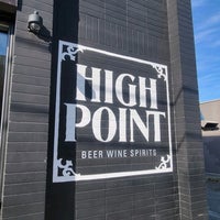 Foto tirada no(a) High Point Beer Wine Spirits por Brian H. em 8/28/2021