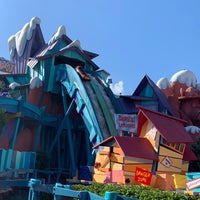 Photo taken at Dudley Do-Right&amp;#39;s Ripsaw Falls by Vilma D. on 9/29/2019
