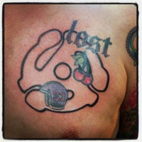 รูปภาพถ่ายที่ Alchemy Tattoo โดย Mark D. เมื่อ 9/15/2012