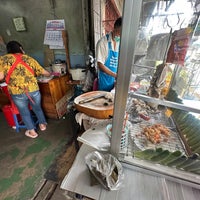 Photo taken at ข้าวมันไก่แสนอร่อยในซอยสุขุมวิท50 by SiLiCaTE on 9/26/2023