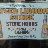 รูปภาพถ่ายที่ River Liquor Store โดย Michael U. เมื่อ 6/14/2013