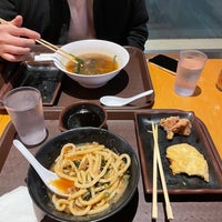 รูปภาพถ่ายที่ U:DON Fresh Japanese Noodle Station โดย Sophie Guangji W. เมื่อ 1/29/2022