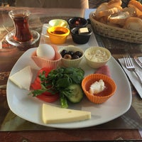 Foto diambil di Zafer Obuz Cafe &amp;amp; Restaurant oleh Özkan S. pada 12/6/2015