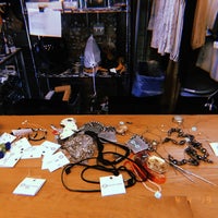 รูปภาพถ่ายที่ Beacon&amp;#39;s Closet โดย Kathleen G. เมื่อ 4/4/2019