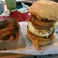 Photo taken at Porky&amp;#39;s Burger Bar by Israel A. on 4/24/2022
