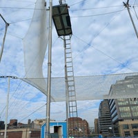 Foto diambil di Trapeze School New York oleh Casey T. pada 5/4/2022