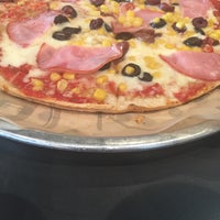 Photo taken at Pieology Pizzeria by Fernando A. on 5/8/2016