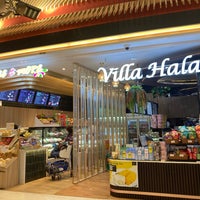 Photo taken at Bangkok airport halal food by Sq P. on 1/7/2023