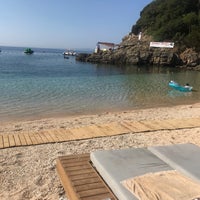 Das Foto wurde bei Mikri Ammos Lounge Beach Bar von Ioanna P. am 8/22/2019 aufgenommen