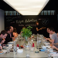 Foto scattata a Pizza Autentico da Pizza Autentico il 5/1/2014