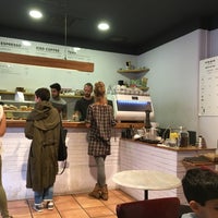 Photo taken at Onna Coffee by Óscar Á. on 9/17/2016