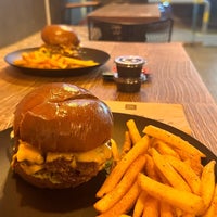 Photo taken at Sketch Burger ® by Sطْ 🏋🏾 on 4/8/2024